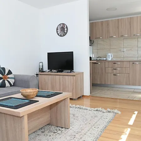 Apartment Ella Tvrdos *